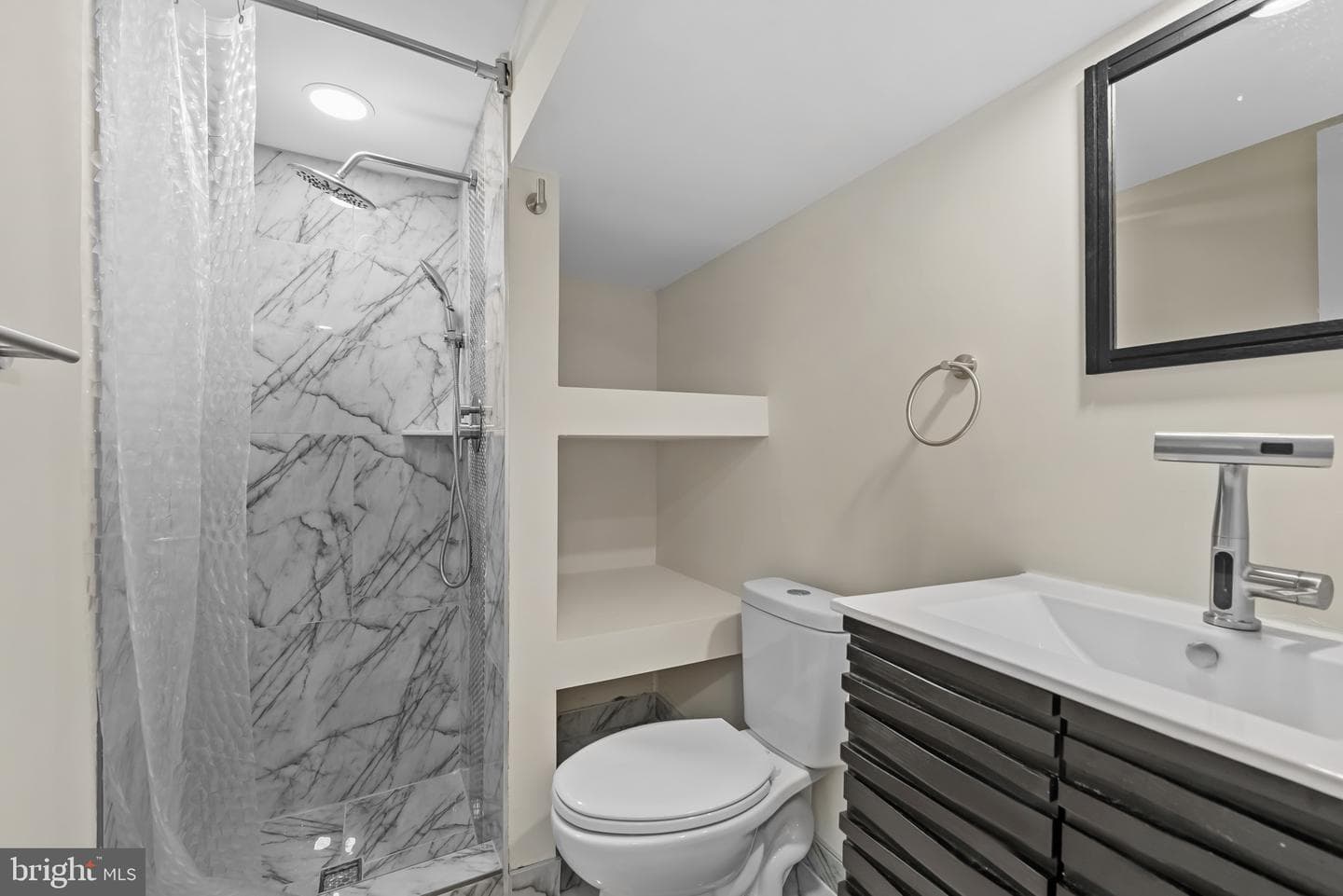 529 Rossiter Avenue photo 47
