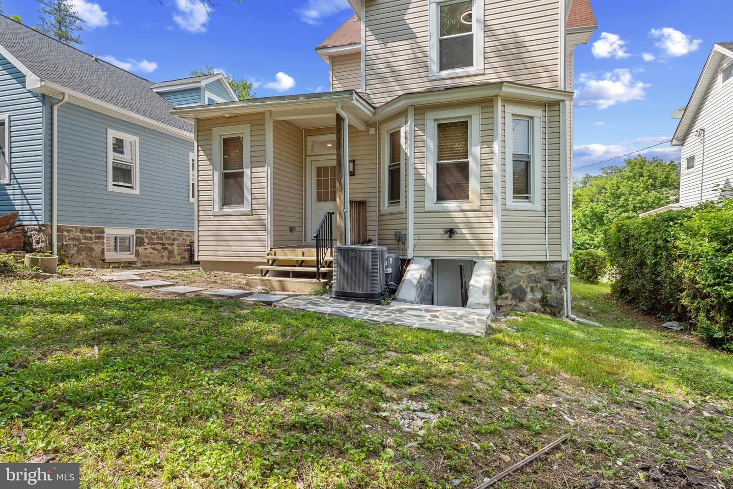 529 Rossiter Avenue photo 49