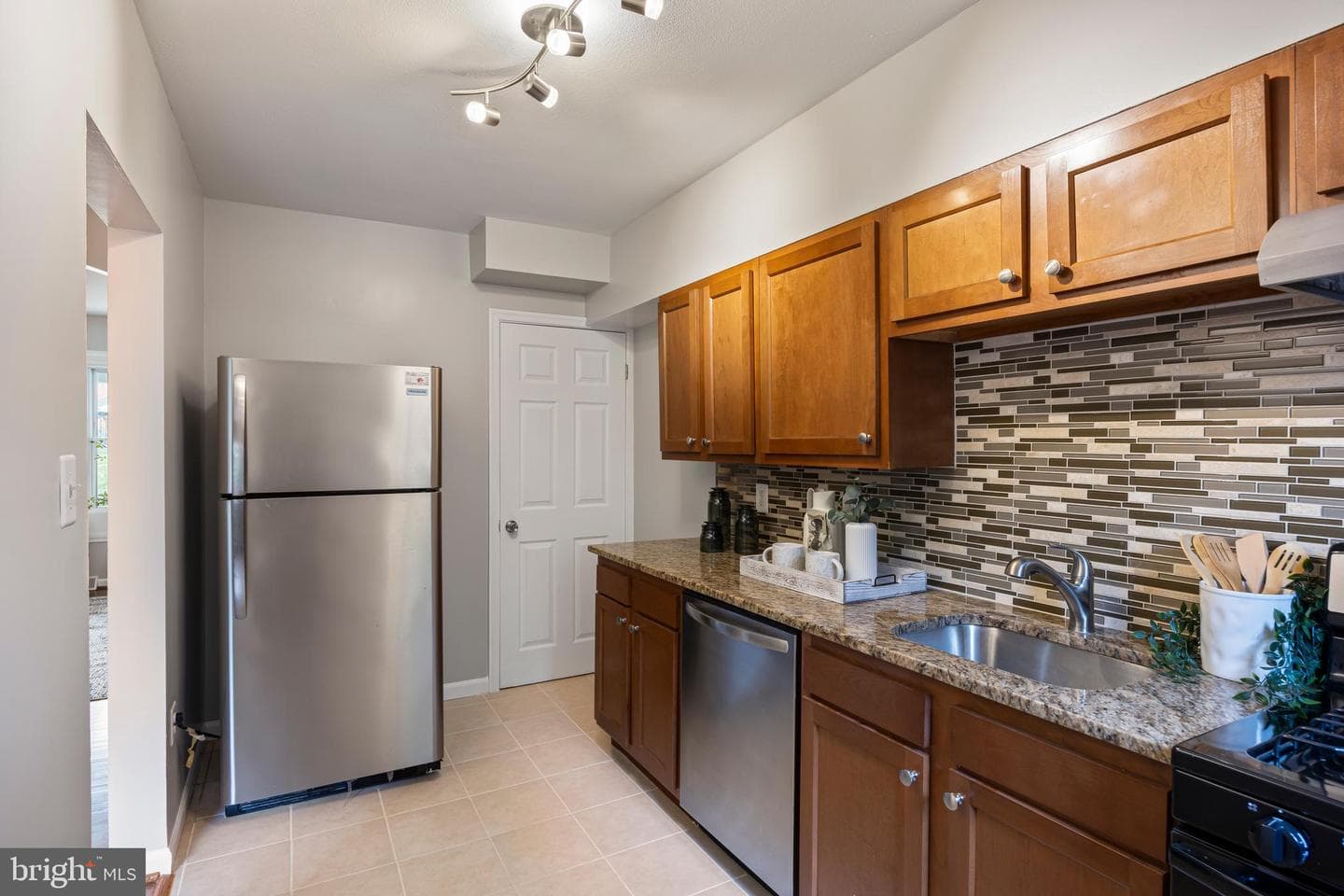 4703 Williston Street photo 9