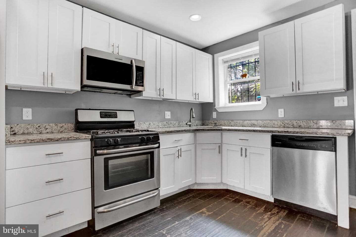 1115 Sargeant Street photo 4
