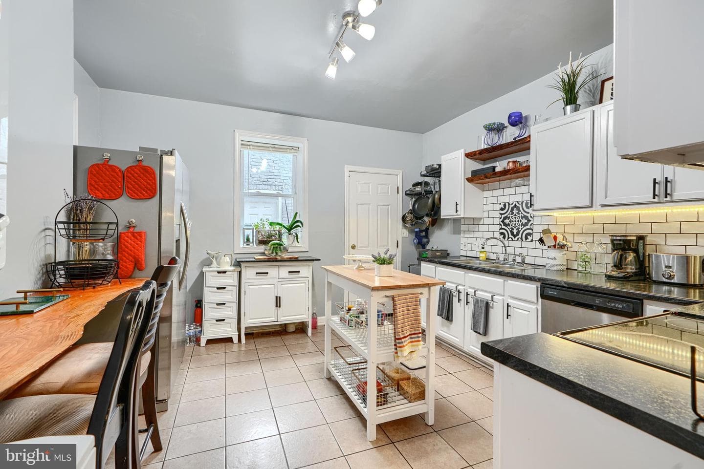 300 E 27th Street photo 16