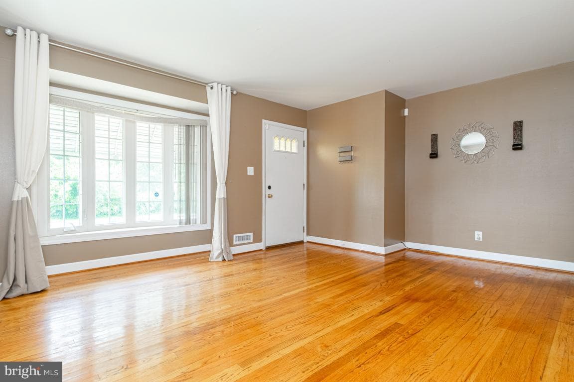 6407 Fernbank Avenue photo 4