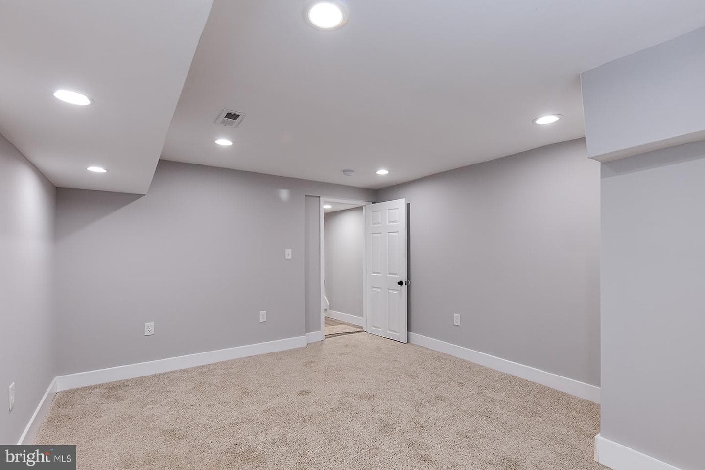 538 N Lakewood Avenue photo 18