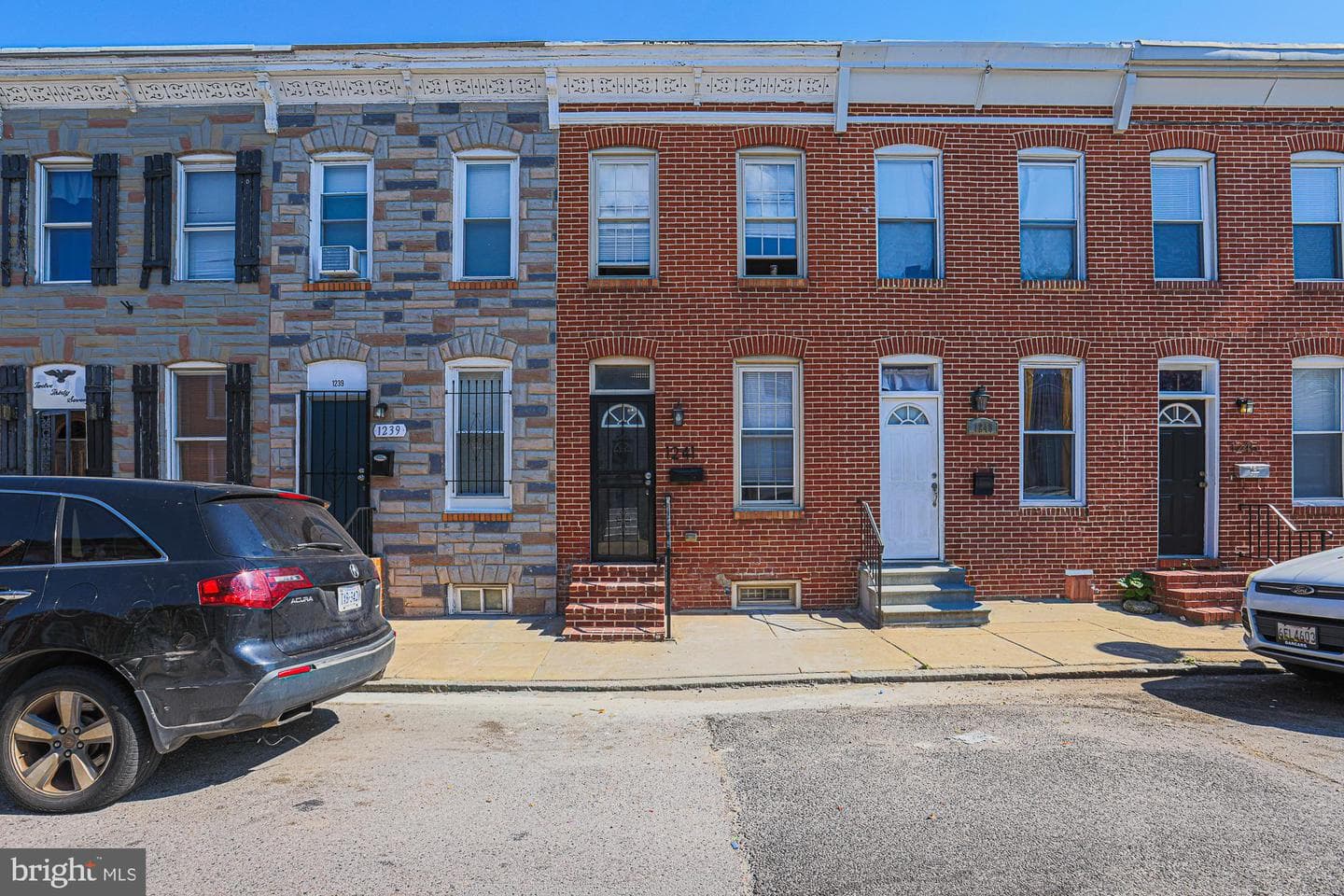 1241 Sargeant Street photo 2