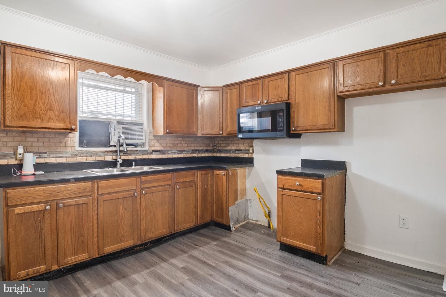 537 Longwood Street photo 13