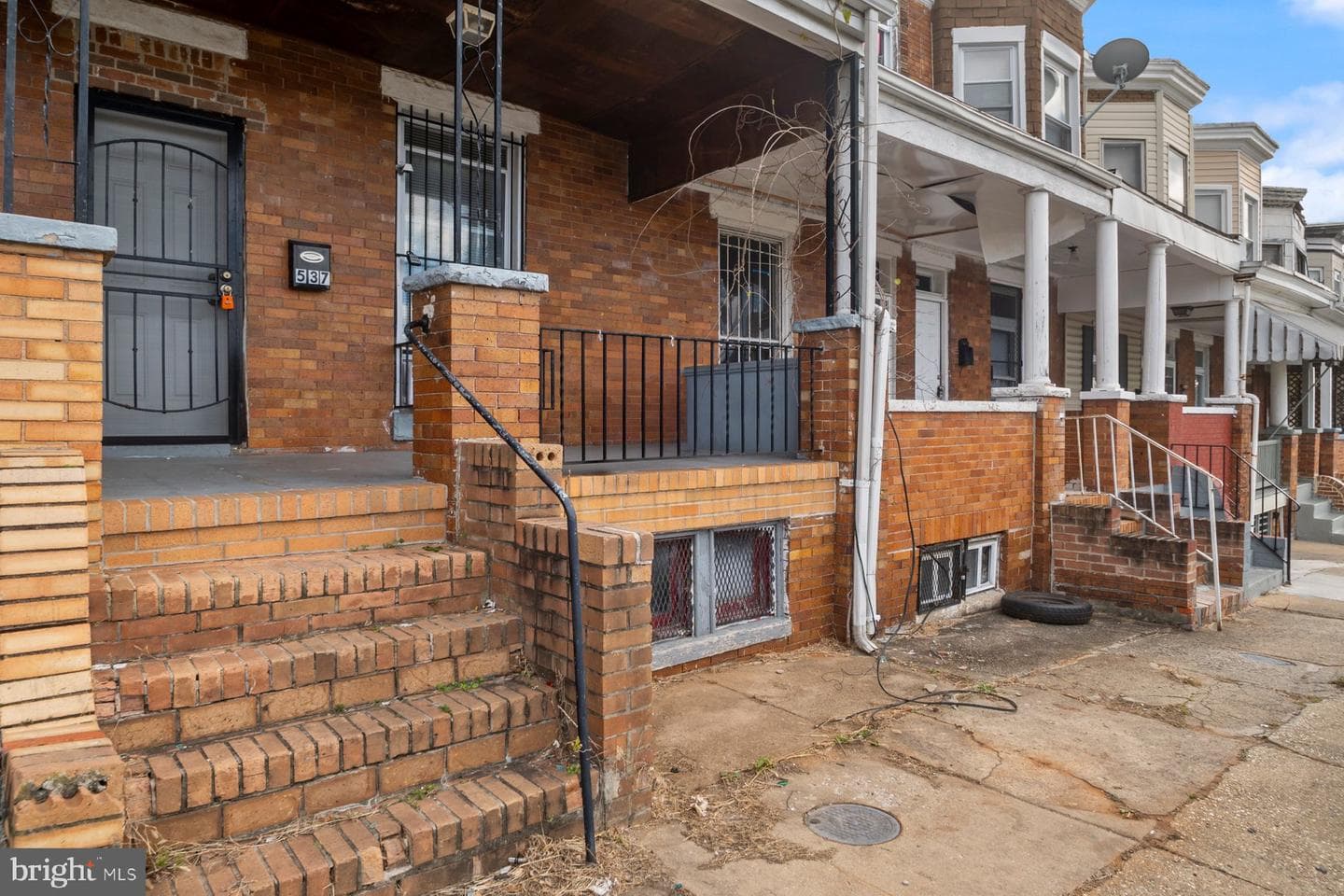 537 Longwood Street photo 2