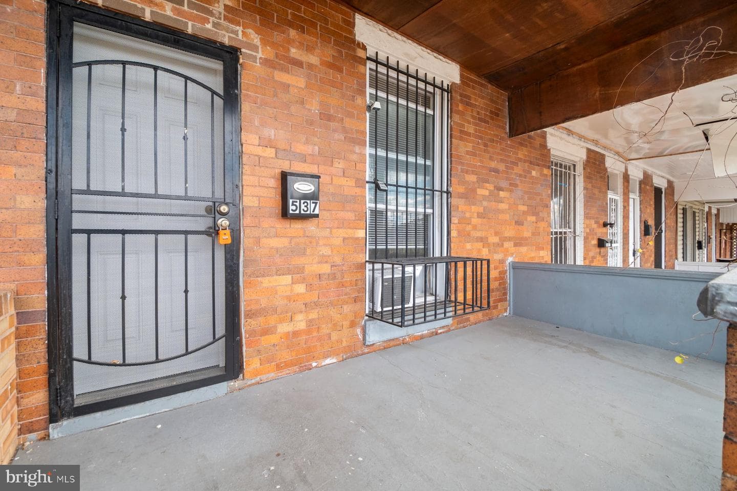 537 Longwood Street photo 4