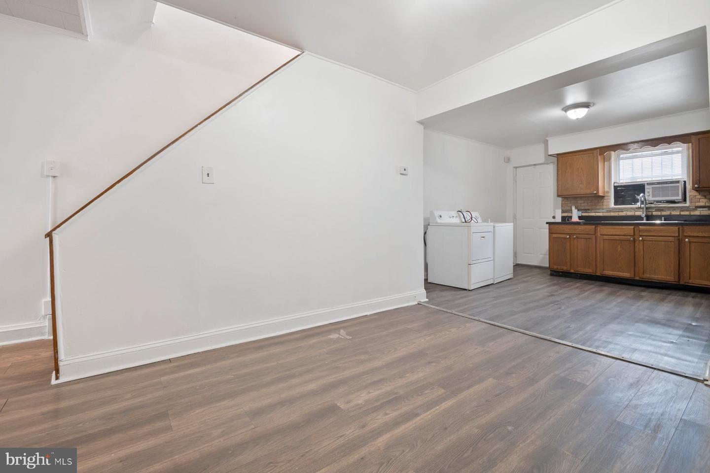 537 Longwood Street photo 9