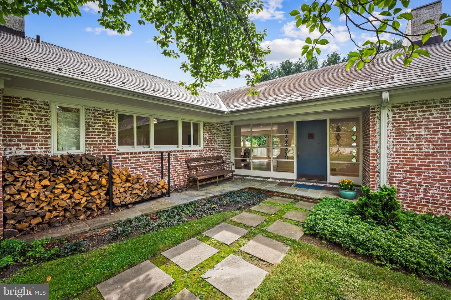 98 Cotswold Road photo 1