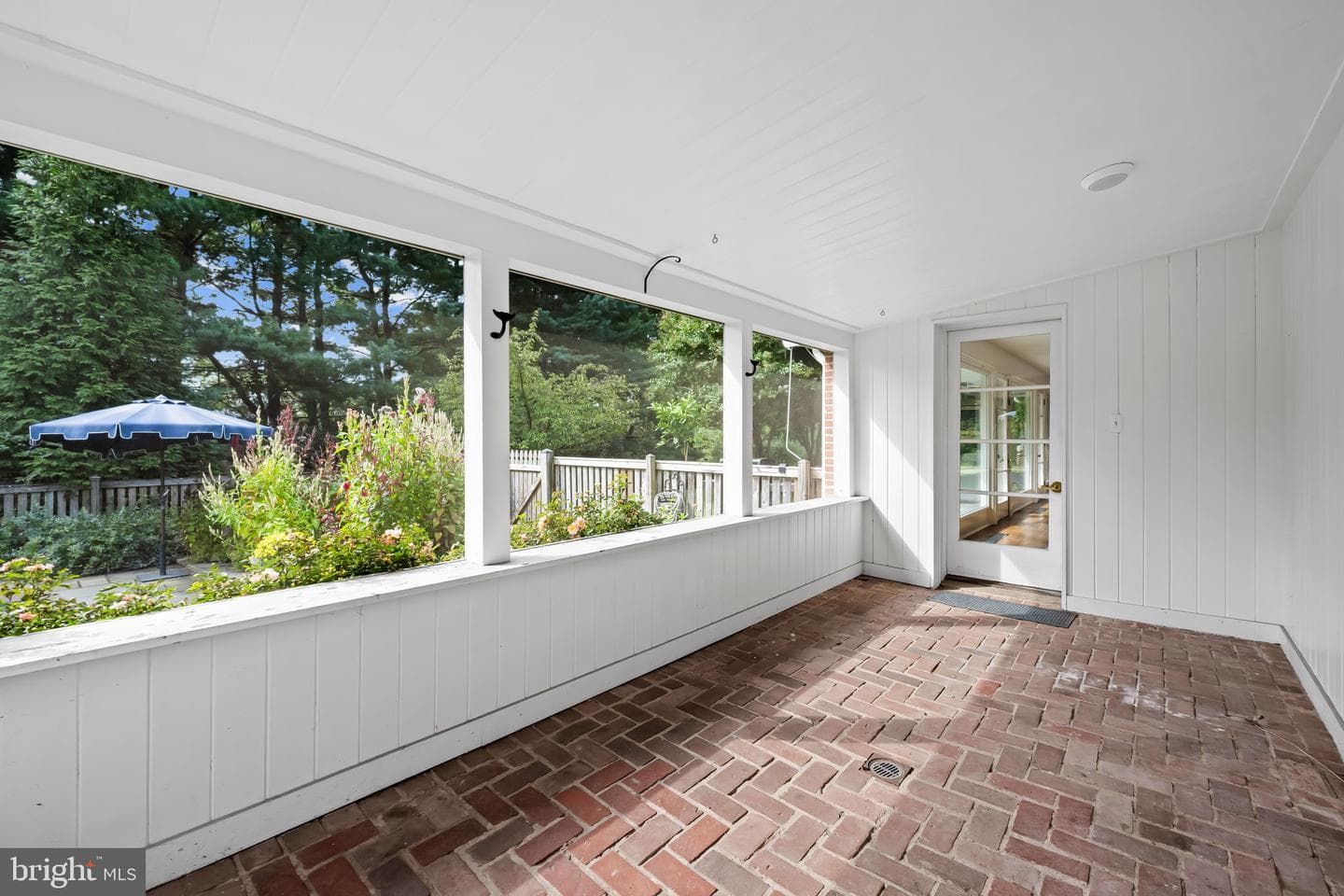 98 Cotswold Road photo 45