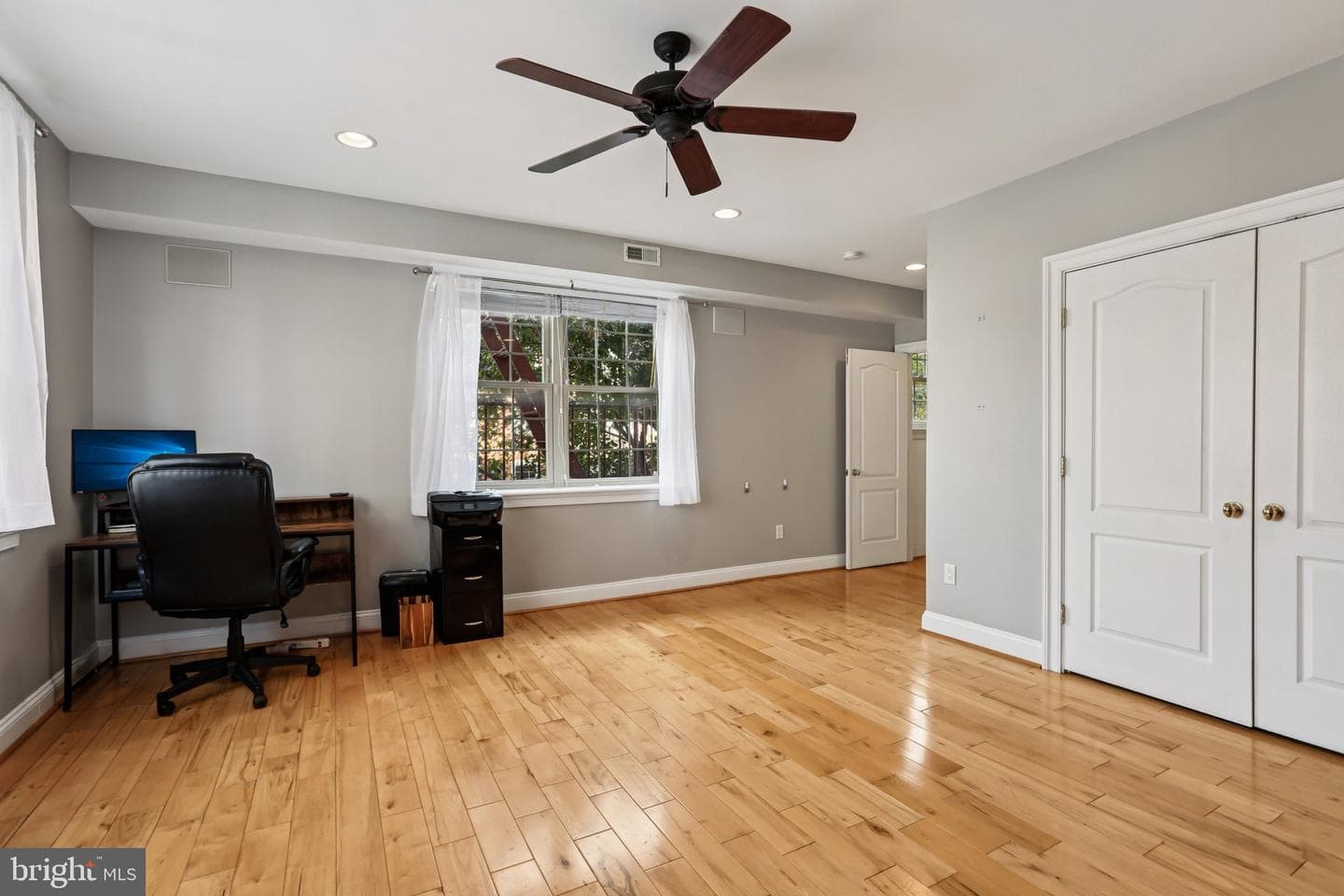 143 E West Street photo 12