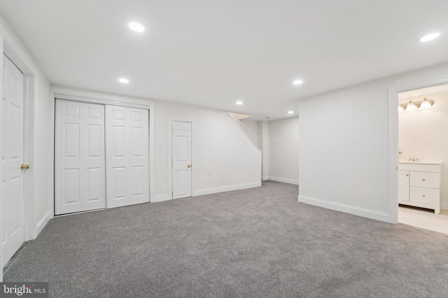 827 N Augusta Avenue photo 20