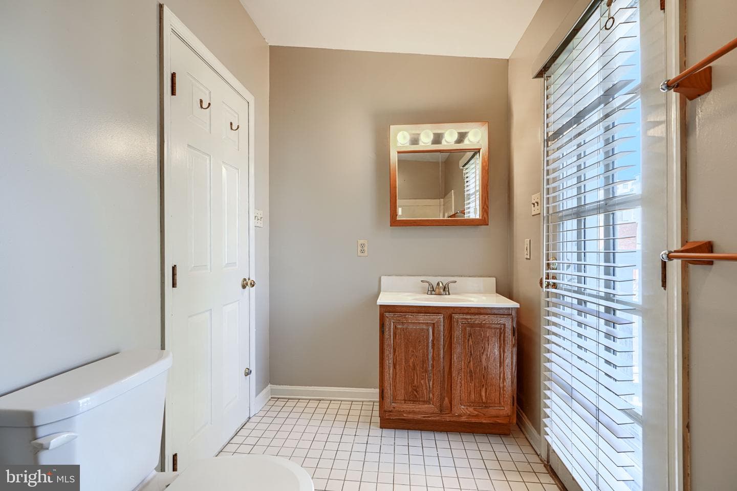 1025 S Hanover Street photo 34