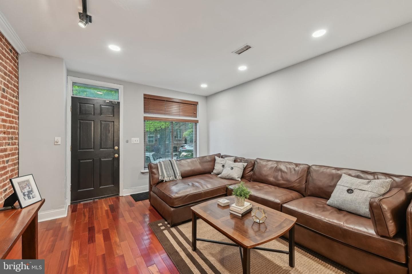 935 S Kenwood Avenue photo 3