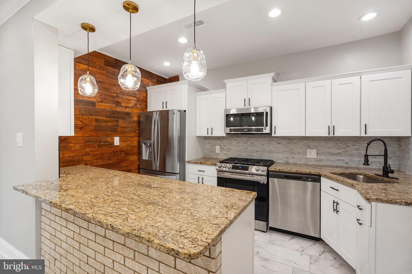 200 W 29th Street W photo 42