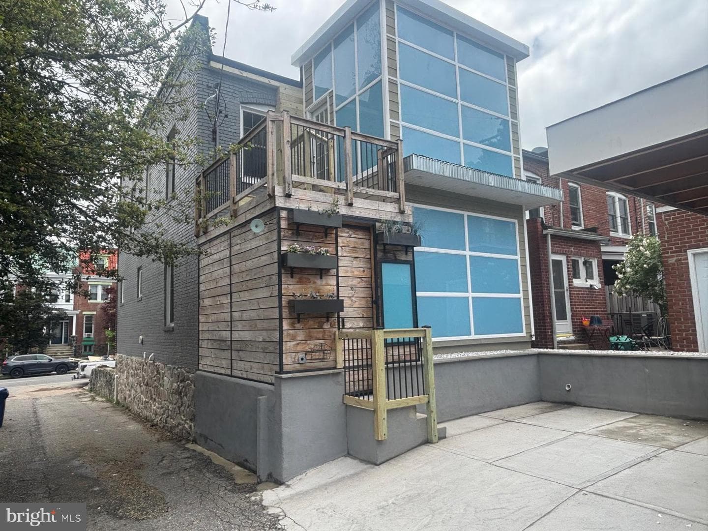 200 W 29th Street W photo 8