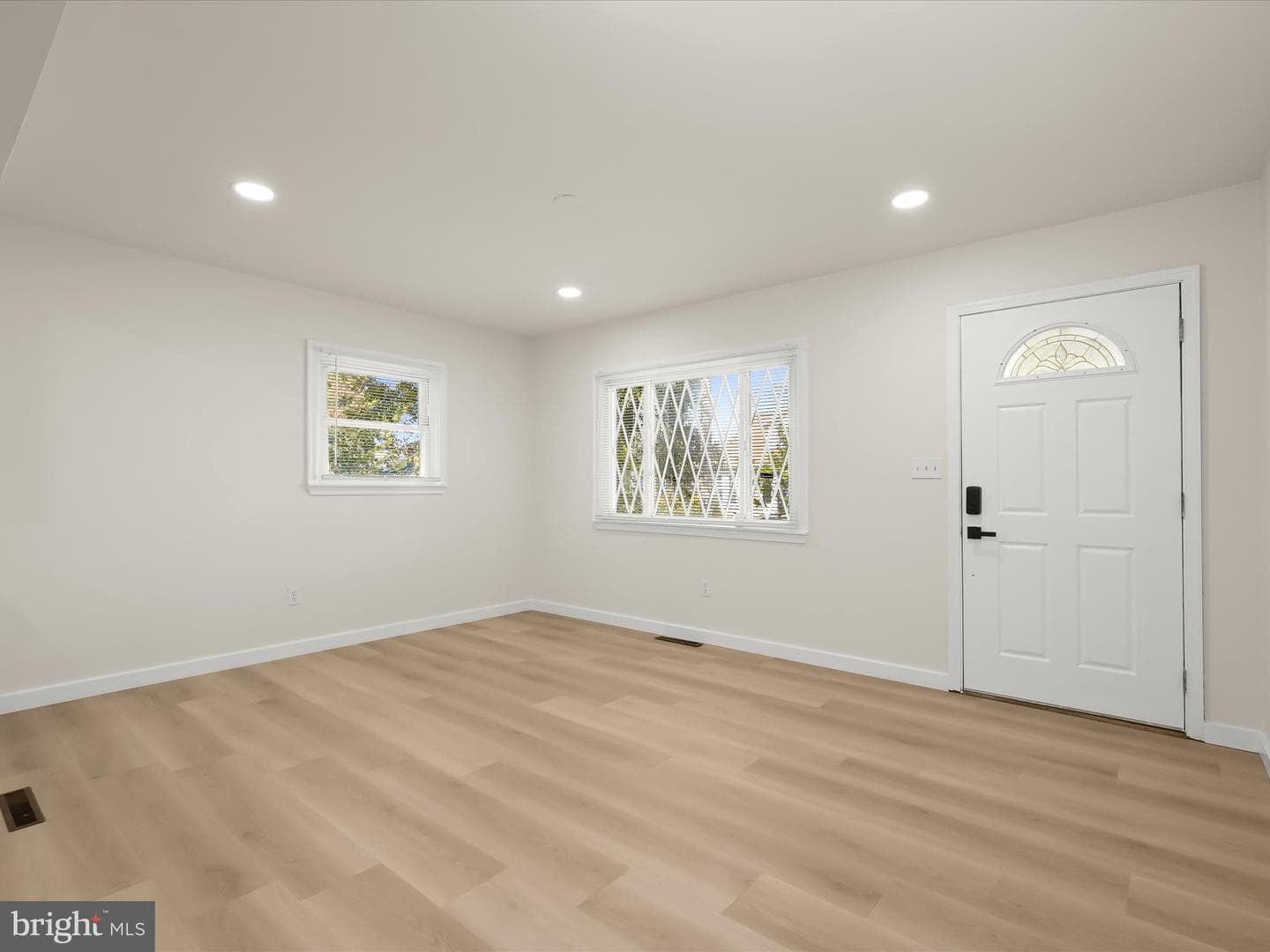 15 W Bristol Avenue photo 3