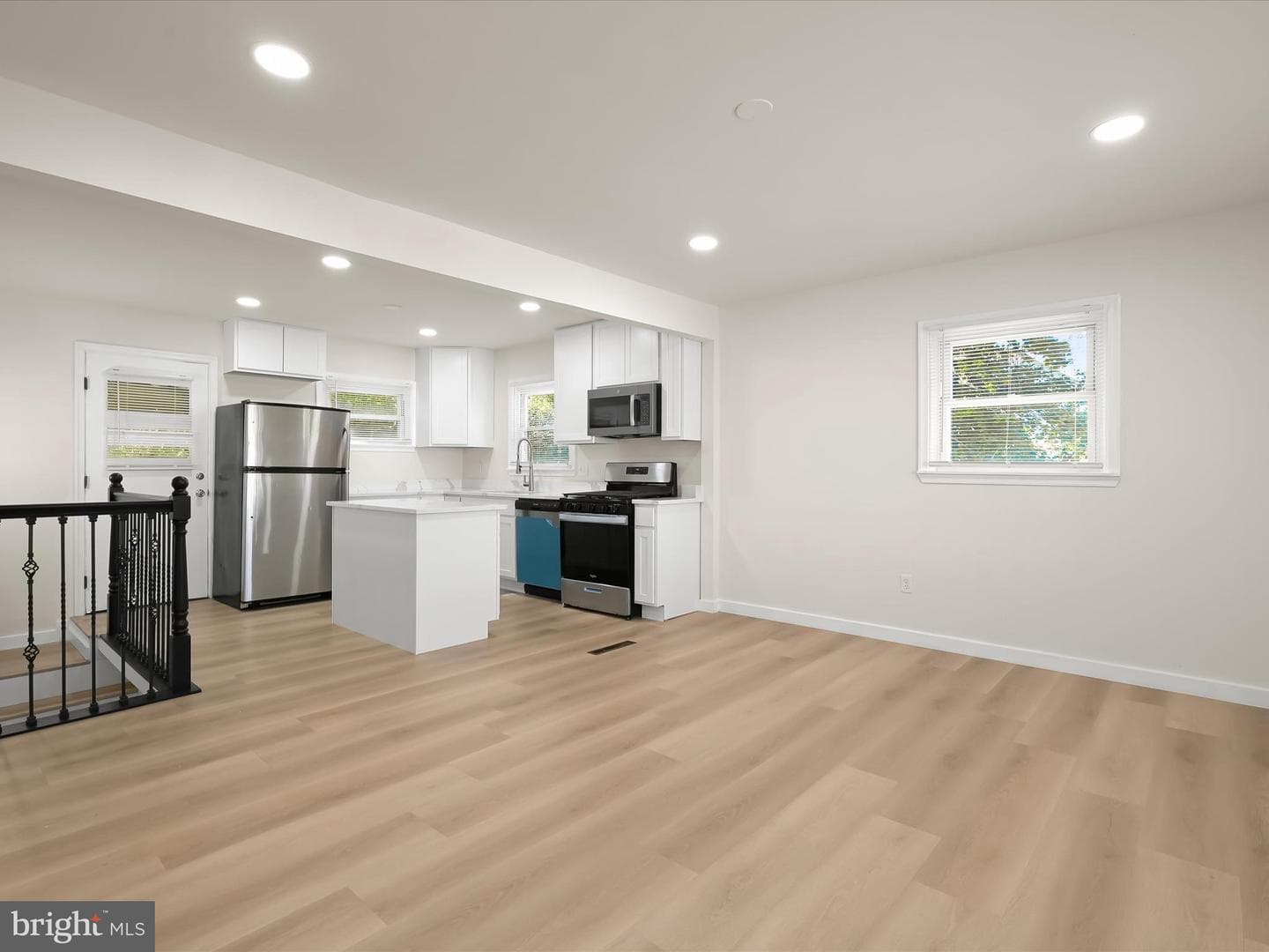 15 W Bristol Avenue photo 4