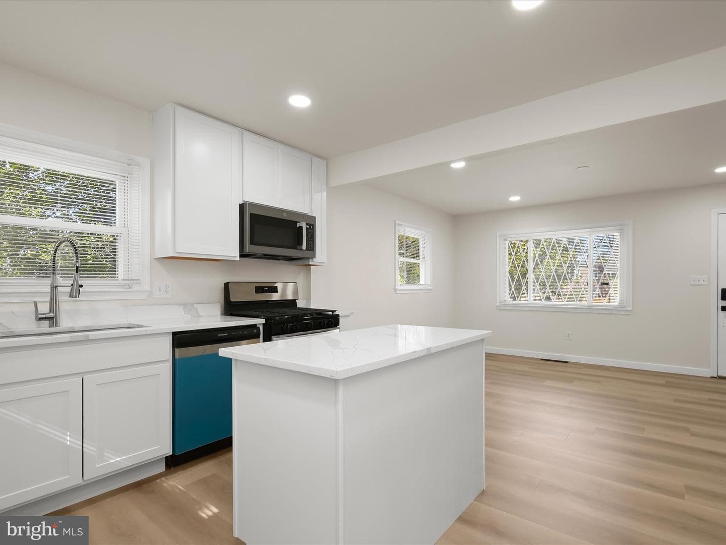 15 W Bristol Avenue photo 8