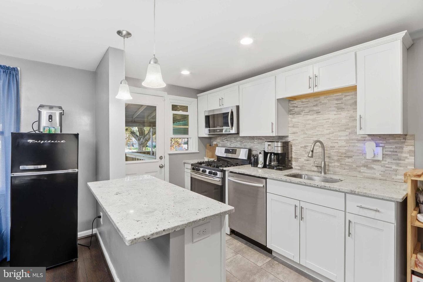 3651 Mactavish Avenue photo 11