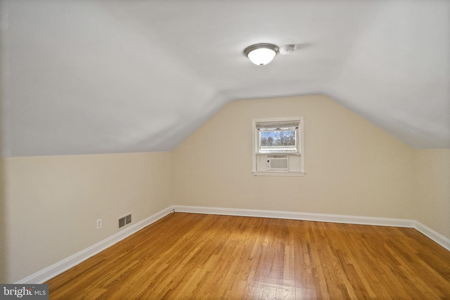 5709 Woodcrest Avenue photo 11