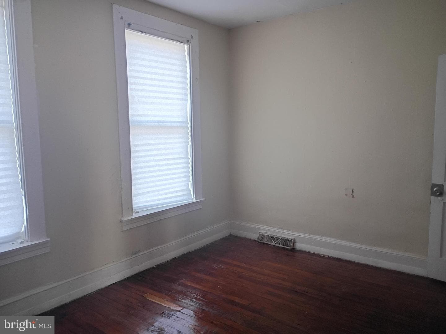 2529 Oswego Avenue photo 6