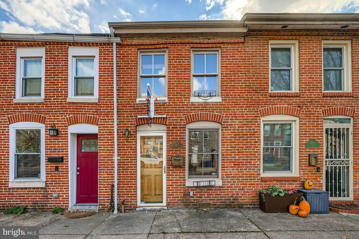 2433 Fleet Street photo 1