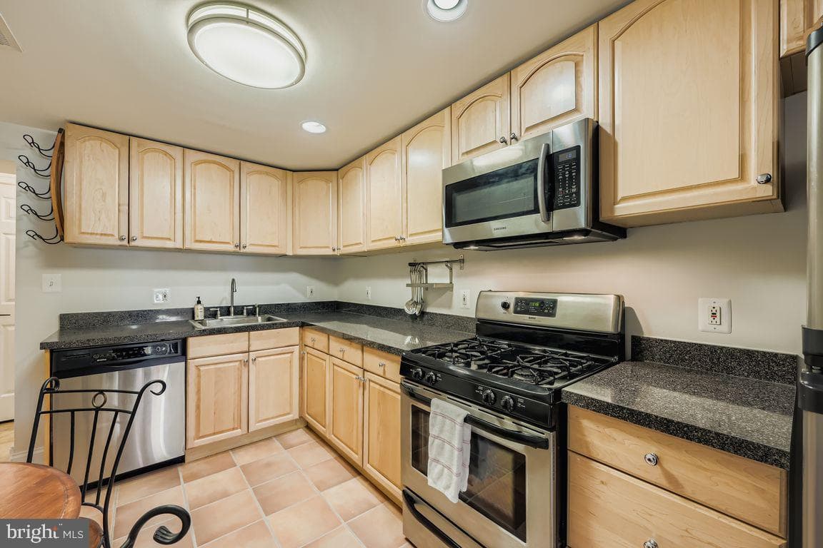 2433 Fleet Street photo 11
