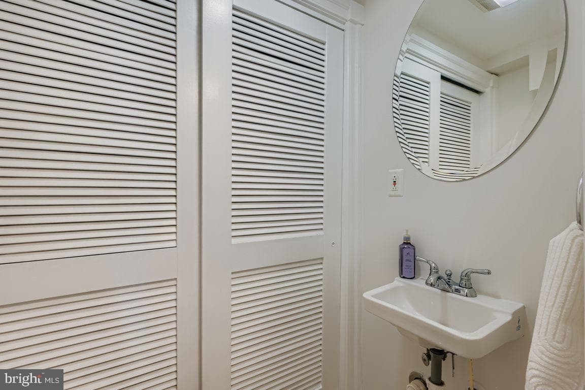 2433 Fleet Street photo 12