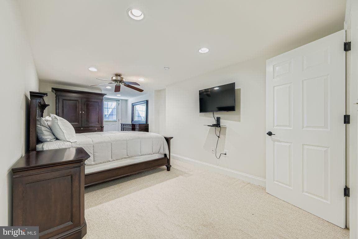 2433 Fleet Street photo 14