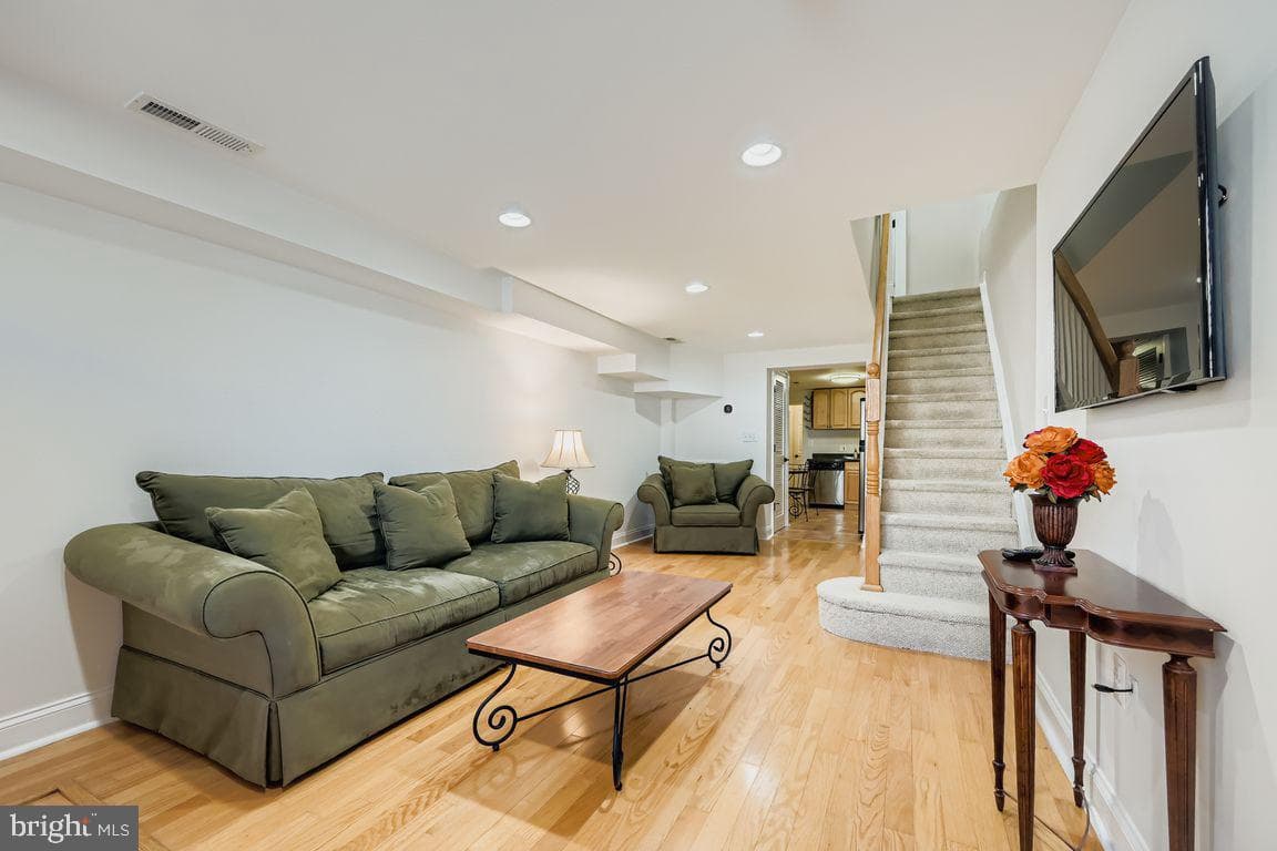 2433 Fleet Street photo 6