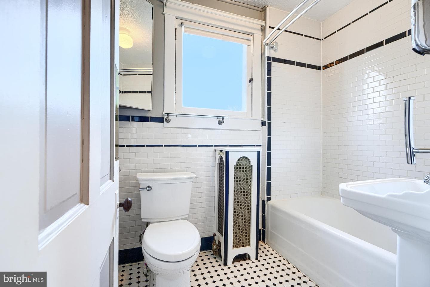 523 Rossiter Avenue photo 32