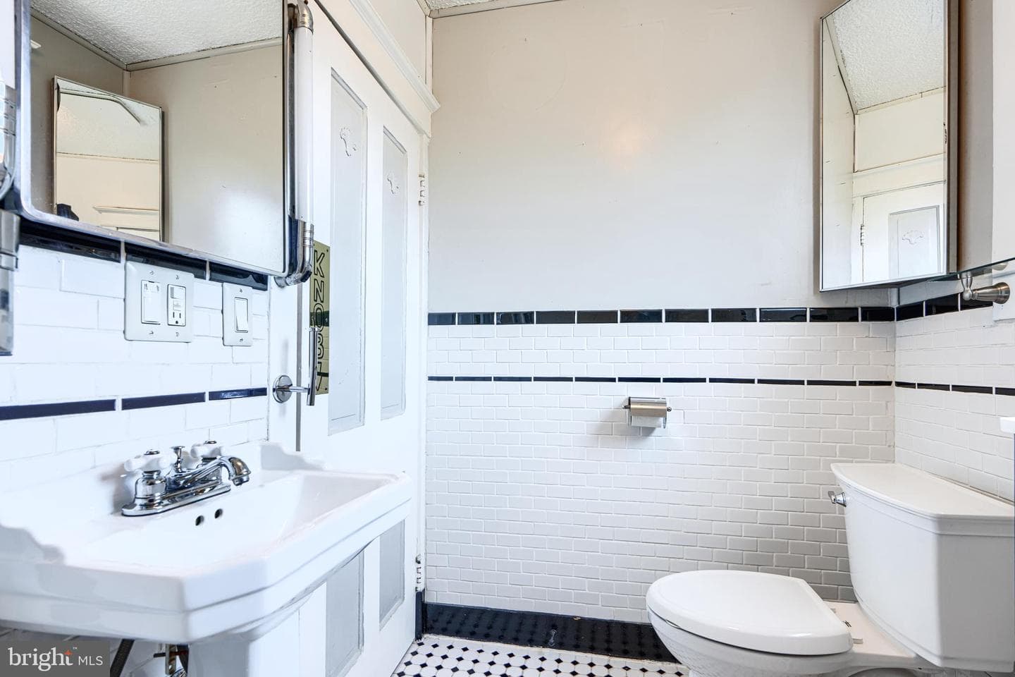 523 Rossiter Avenue photo 35