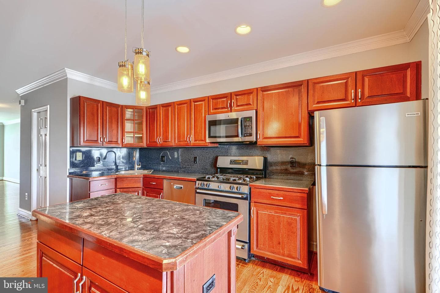 612 S Clinton Street S photo 13