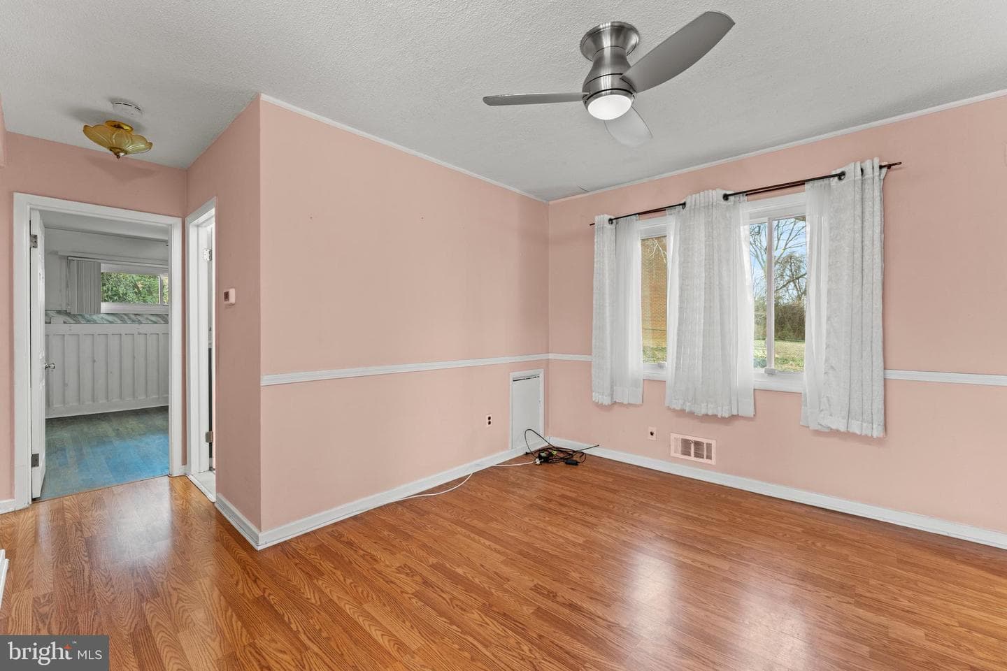 6230 Laurelton Avenue photo 11