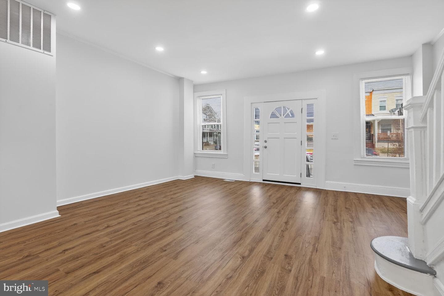 2727 Baker Street photo 9