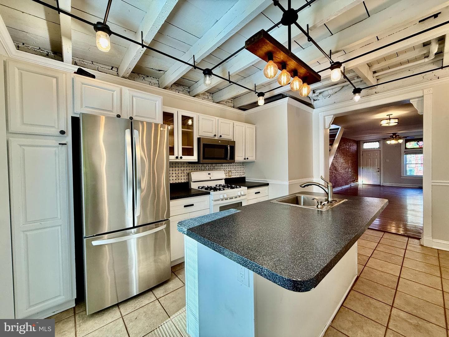 2529 Fleet Street photo 7