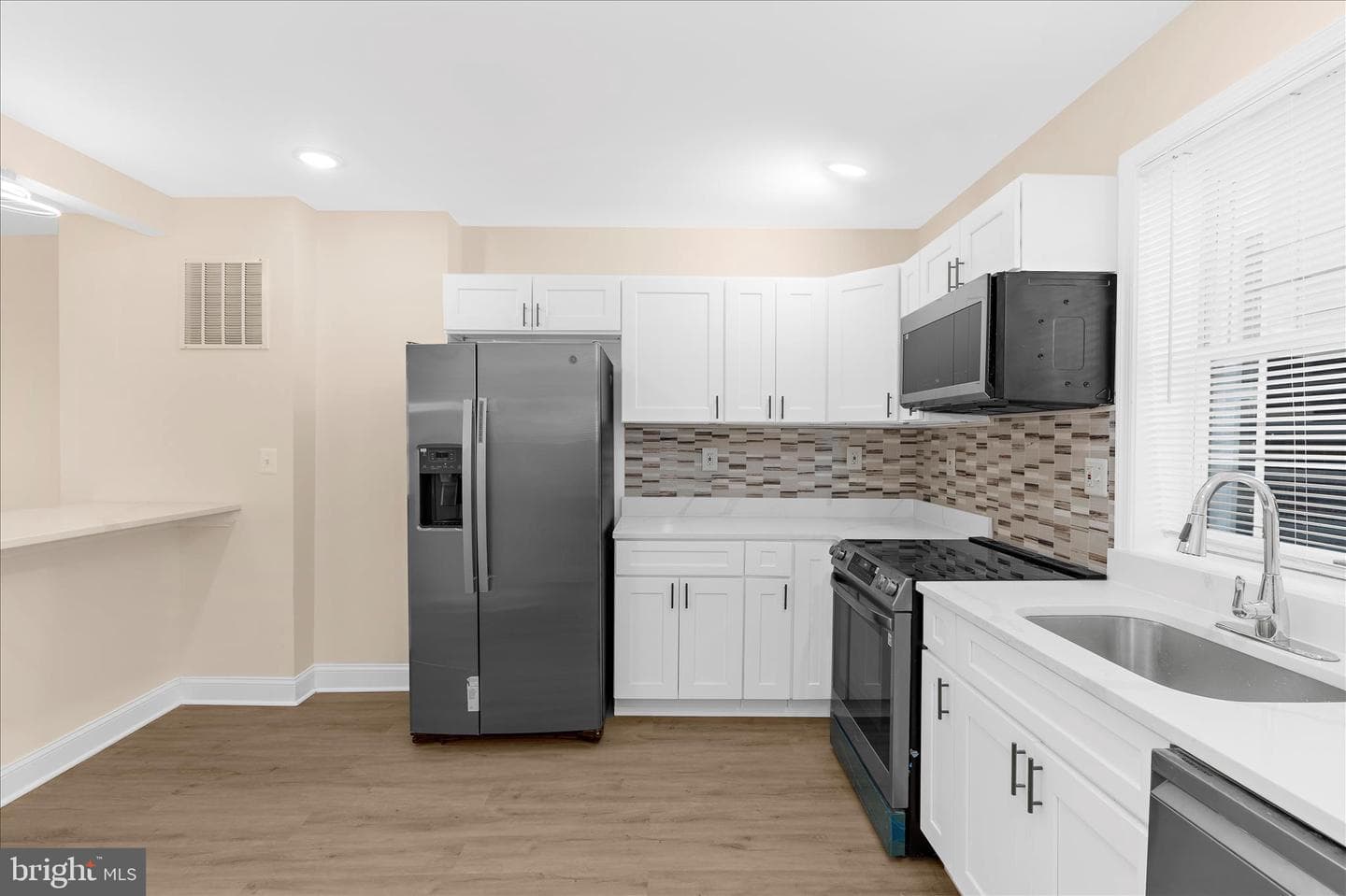 1402 N Montford Avenue photo 9