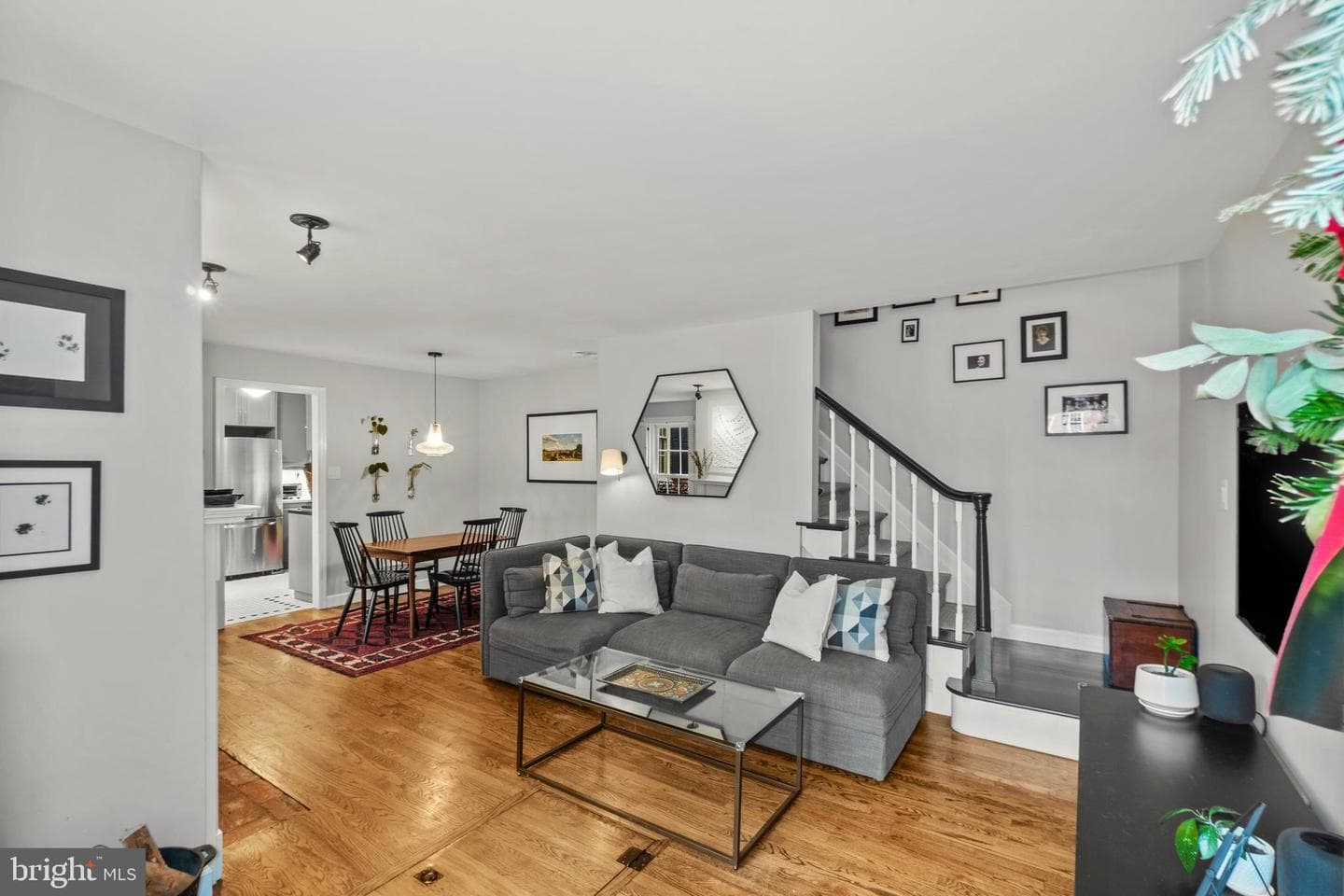 132 W Lee Street photo 2