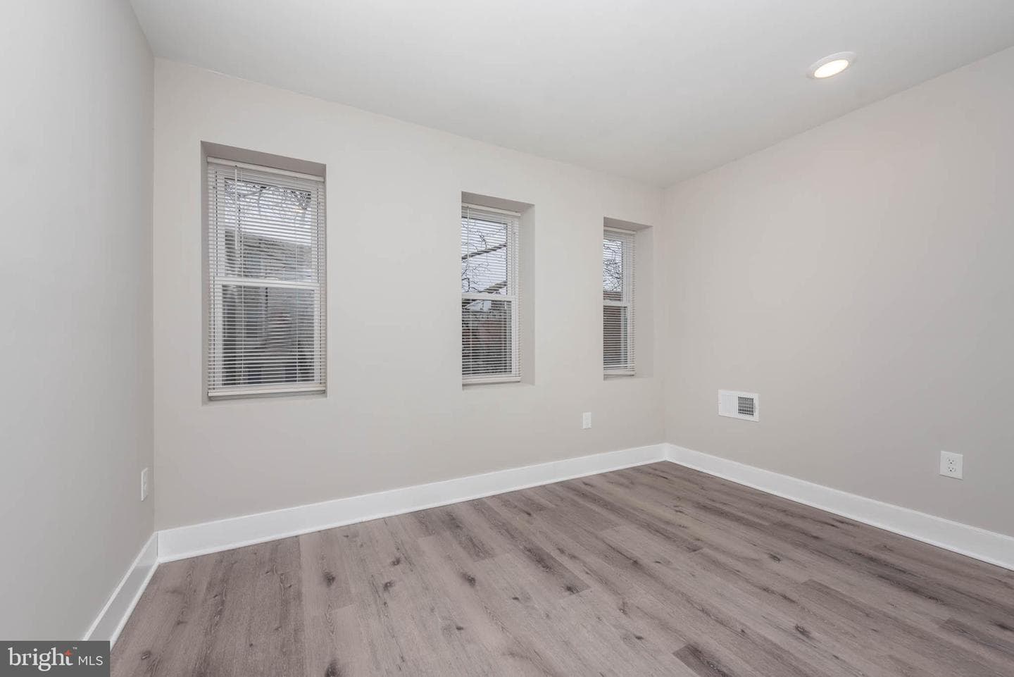 1011 N Mount Street photo 8