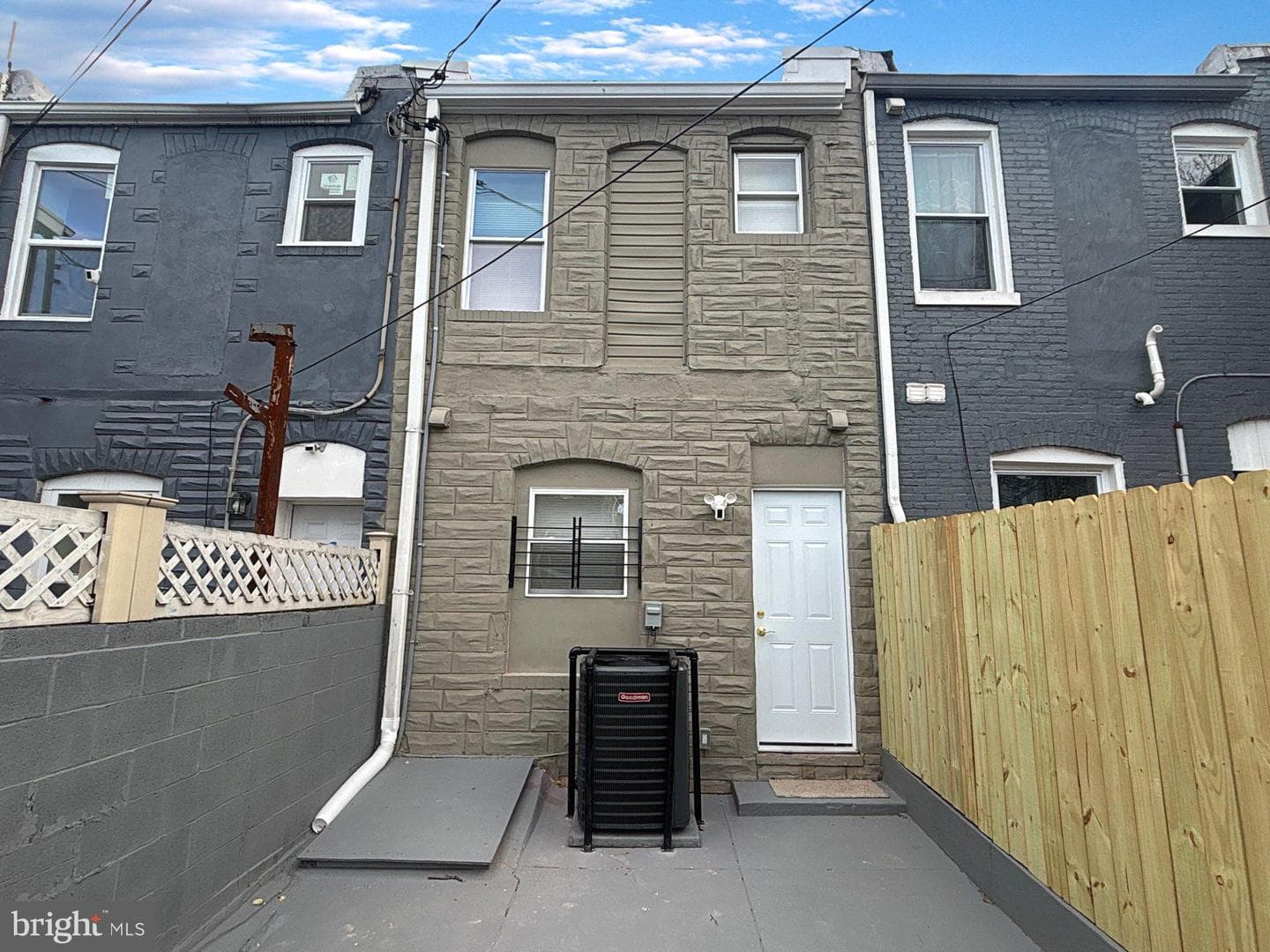 2636 E Monument Street photo 32