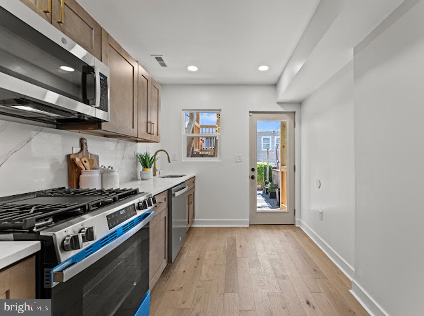 607 S Milton Avenue photo 9