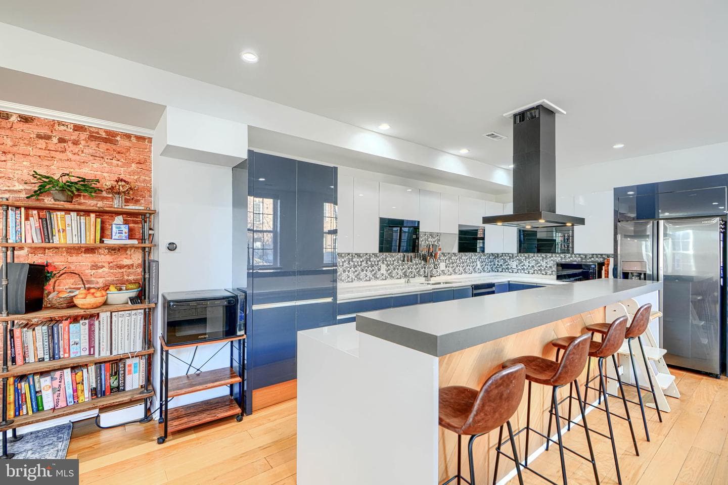 2542 Foster Avenue photo 11