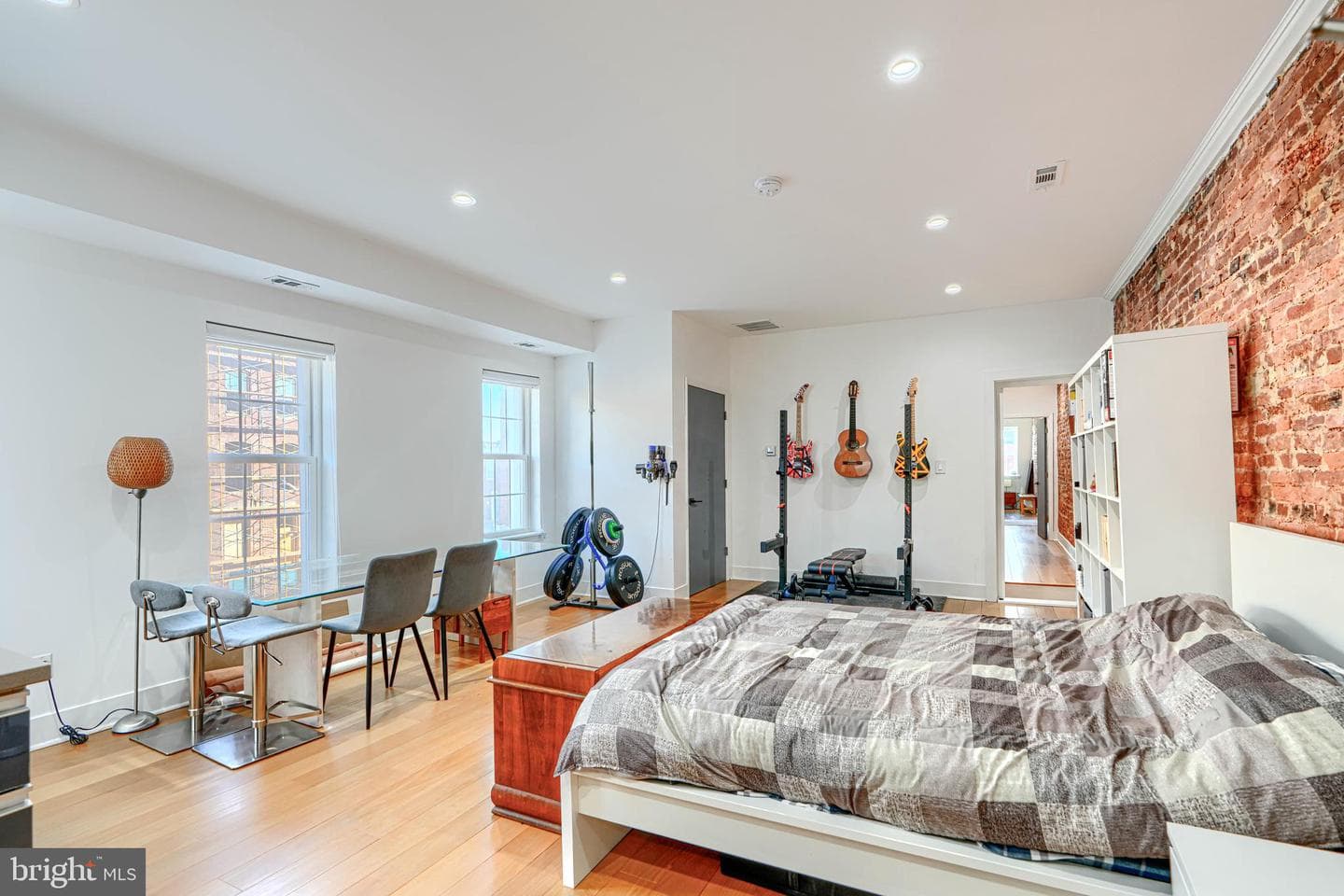 2542 Foster Avenue photo 28