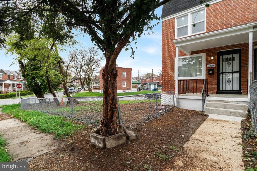 300 Denison Street photo 3