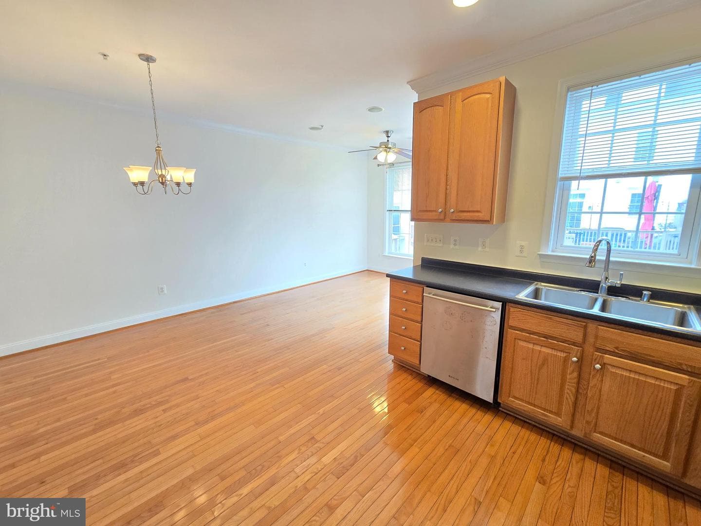 876 Ryan Street photo 6
