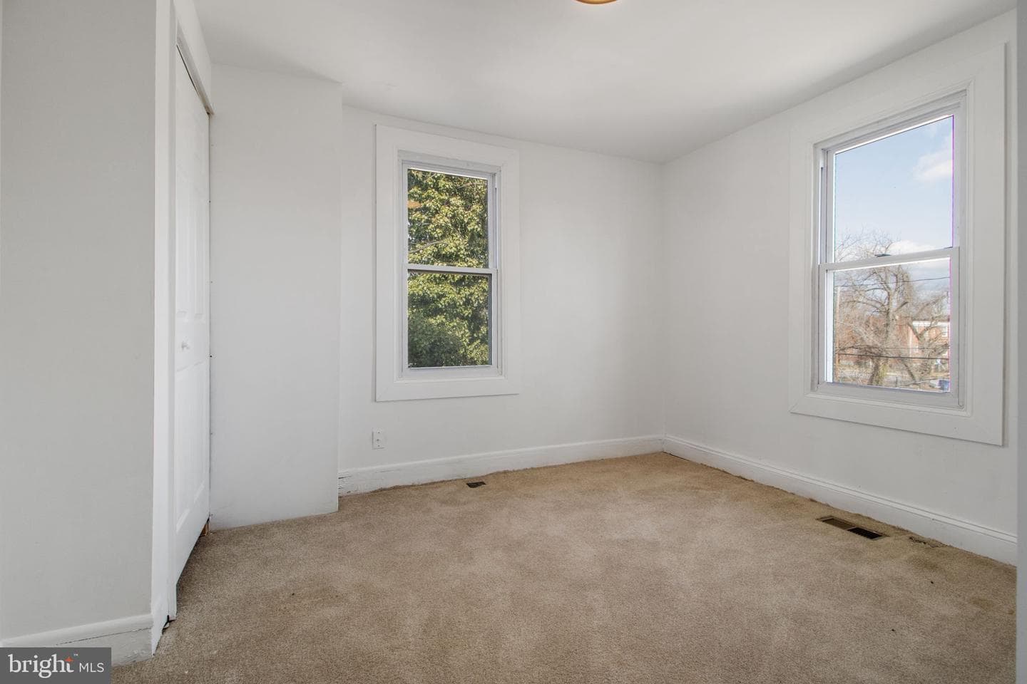 5327 Hamlin Avenue photo 10