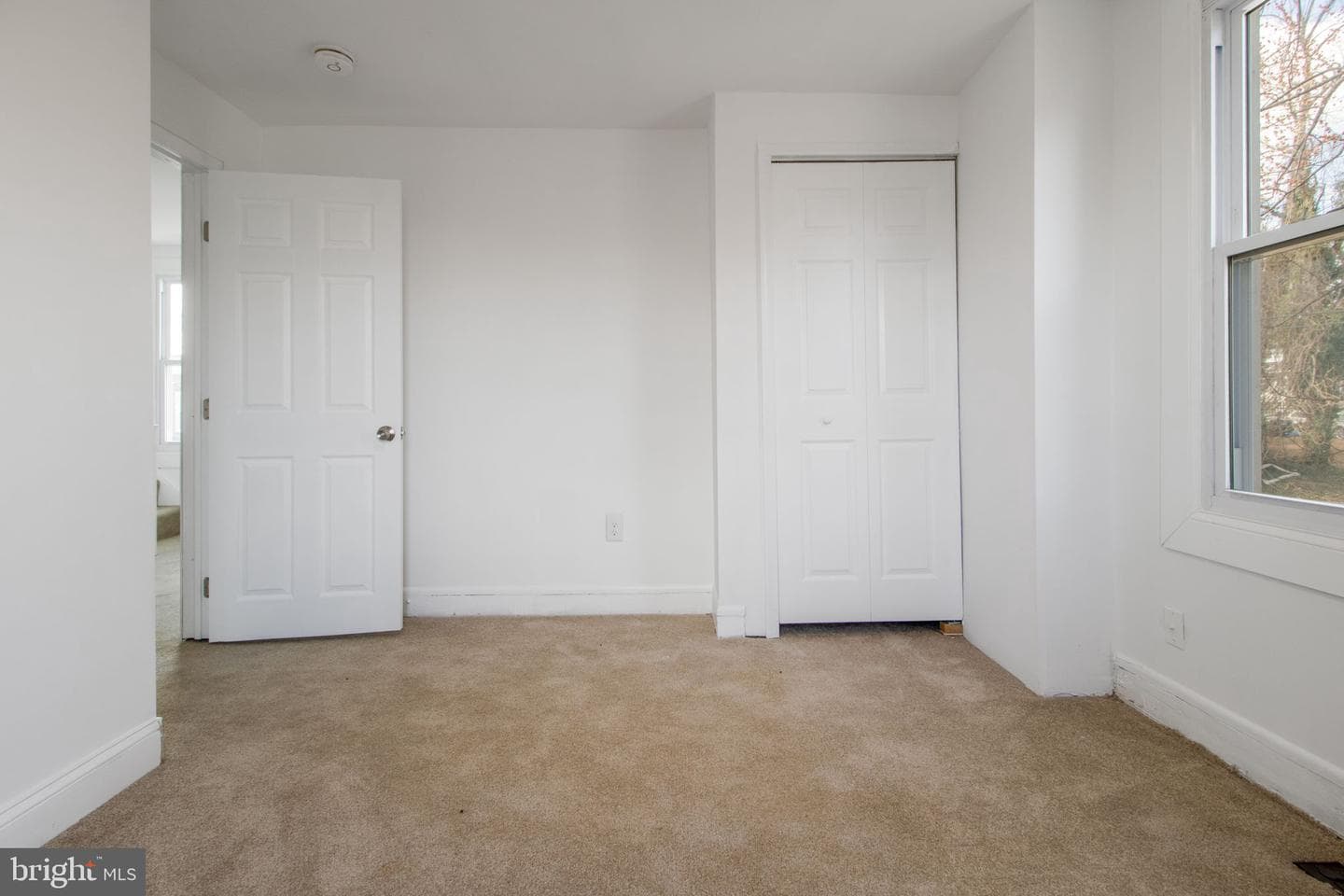 5327 Hamlin Avenue photo 12