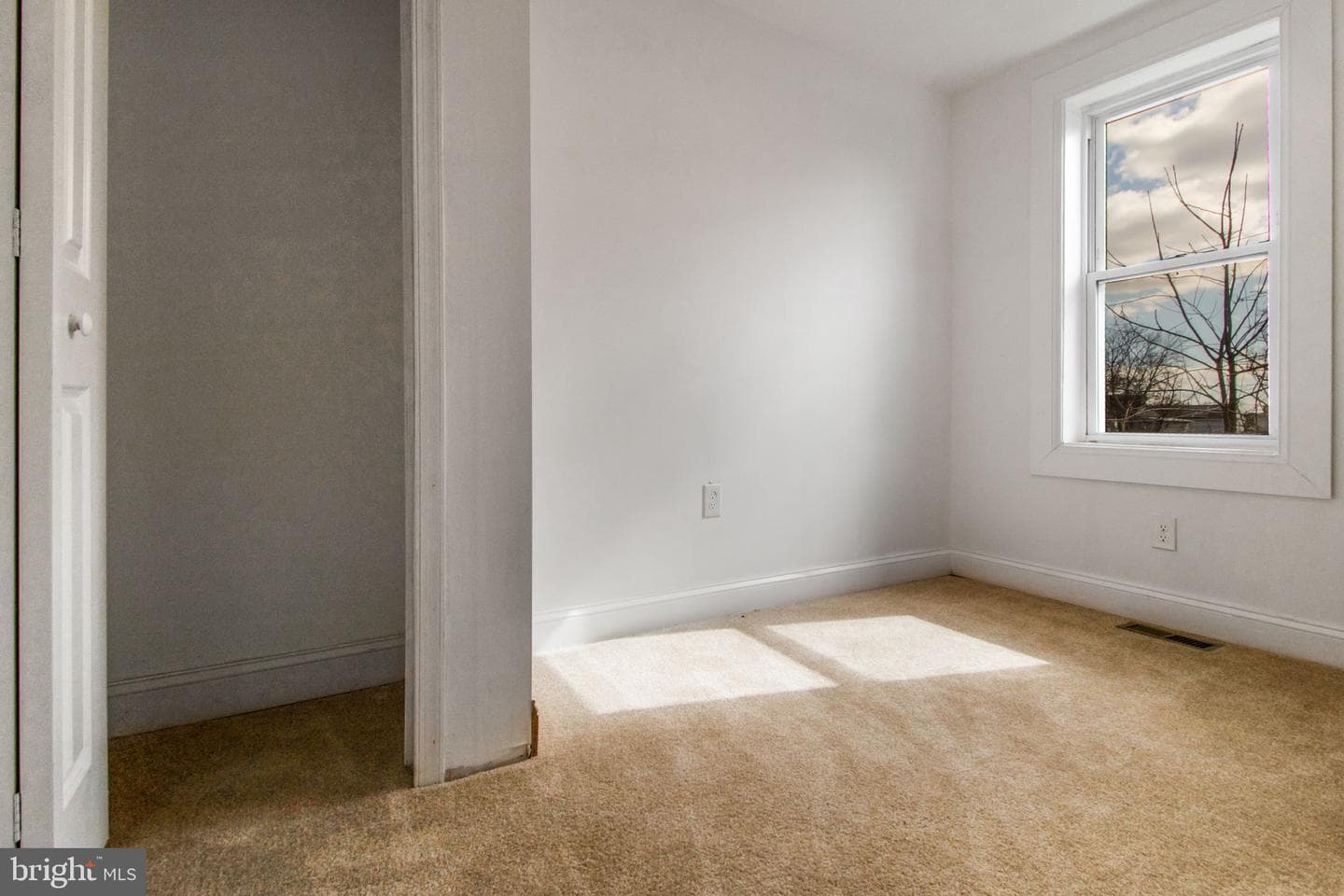 5327 Hamlin Avenue photo 13