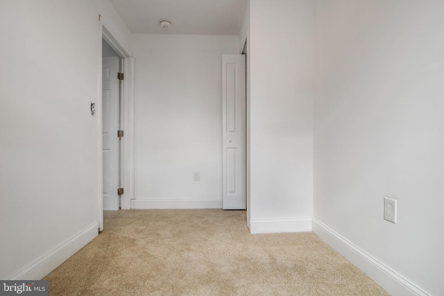 5327 Hamlin Avenue photo 14